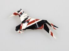 Origami-ART Unikat Magnet Springpferd aus Washi mit braun-schwarzem Handsiebdruck auf Washi