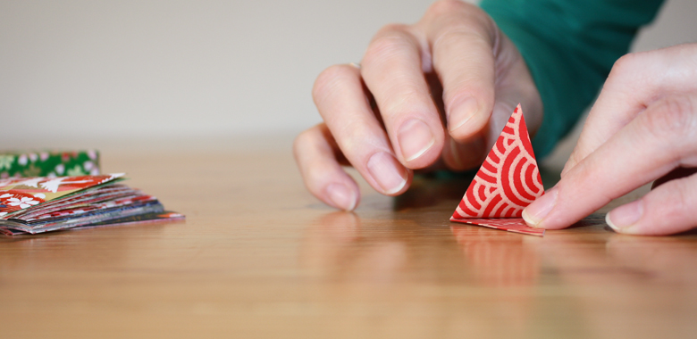 OrigamiART Lea Brühwiler faltet kleine Origami-Kunstwerke OrigamiART Falten der Origami Werke